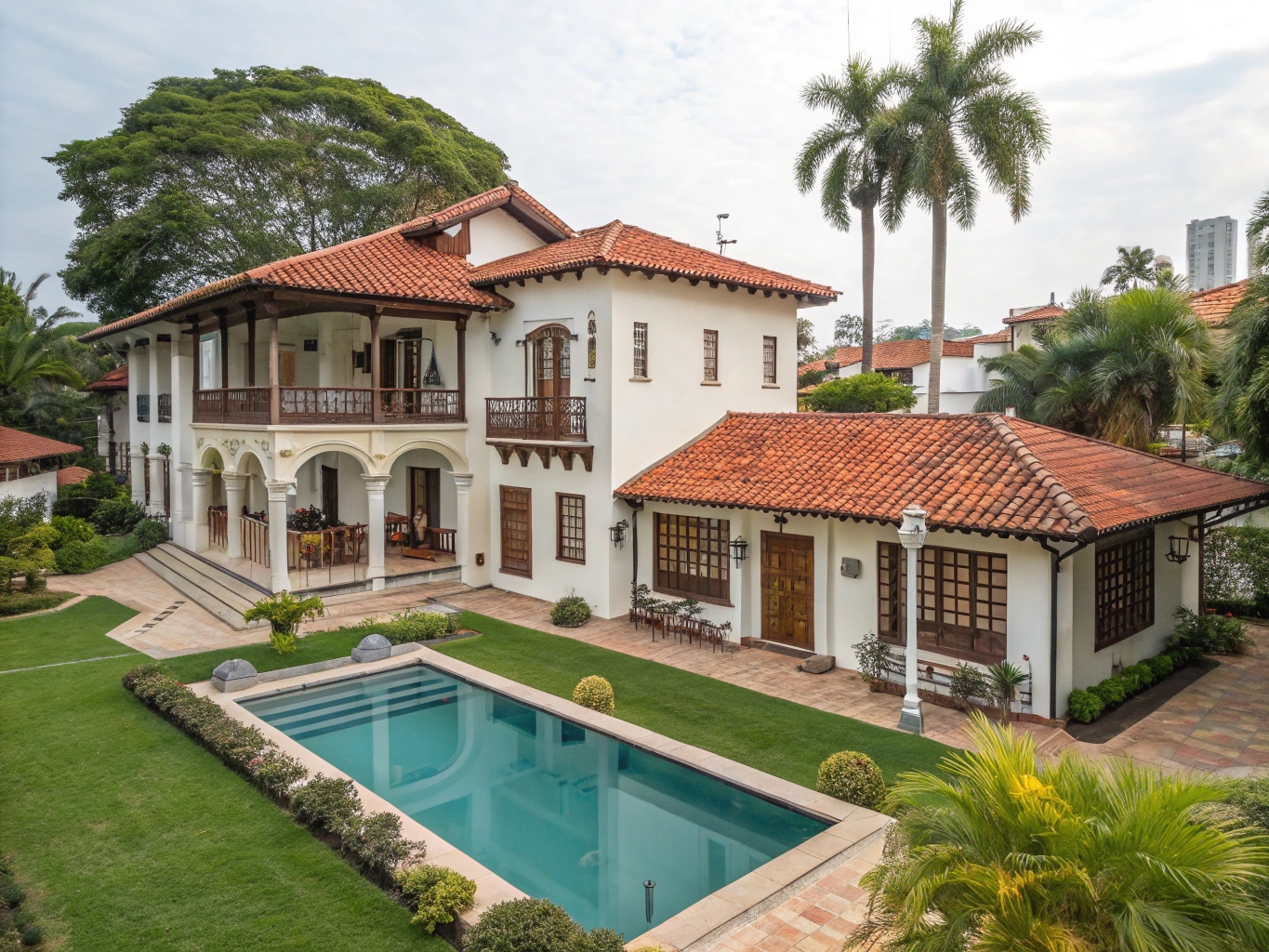 Casa de estilo colonial con piscina en barrio Carmelitas